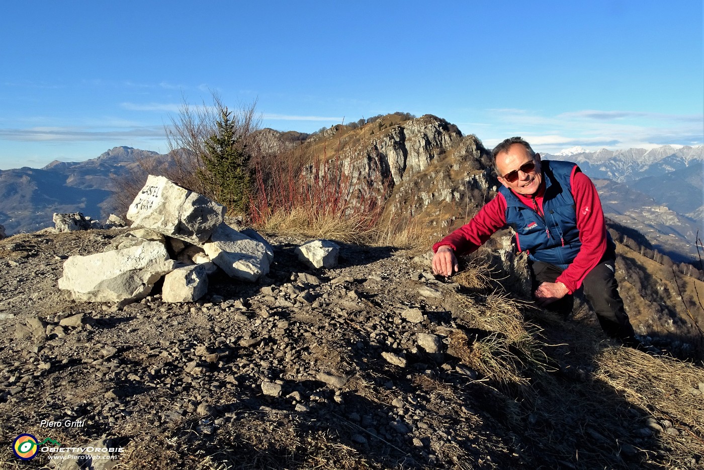 60 In vetta al Castel Regina (1424 m) con vista in Foldone.JPG